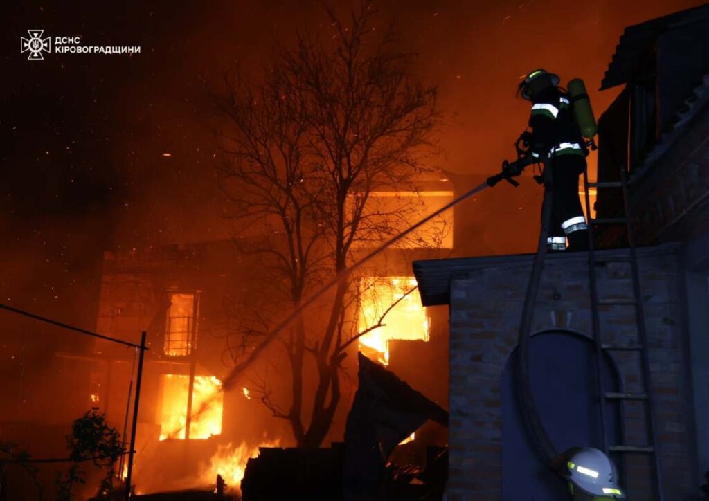 пожежа триповерховий будинок у Кропивницькому горів