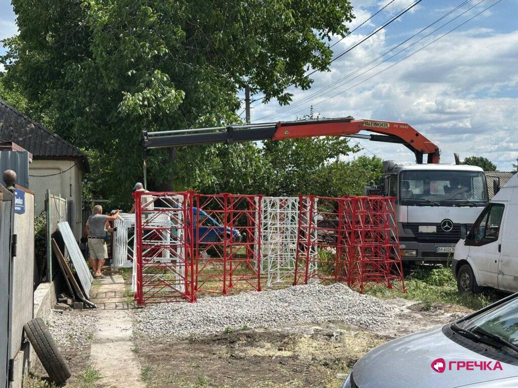 Встановлення вежі мобільного звʼязку на вулиці Дмитра Придатка