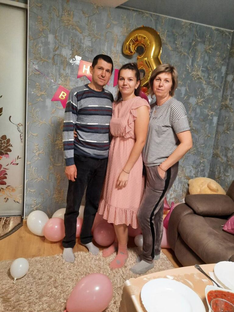 Авдєєв з дружиною та донькою