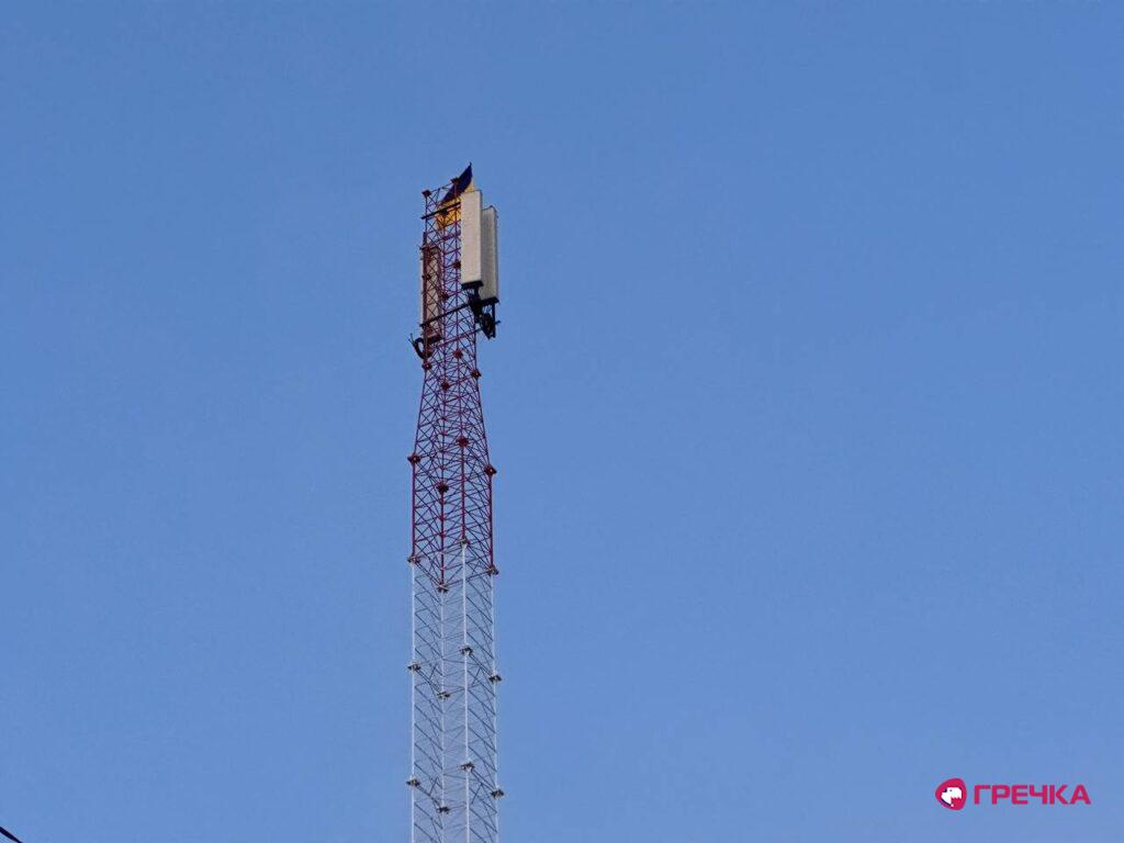 Вежа мобільного звʼязку на вулиці Дмитра Придатка