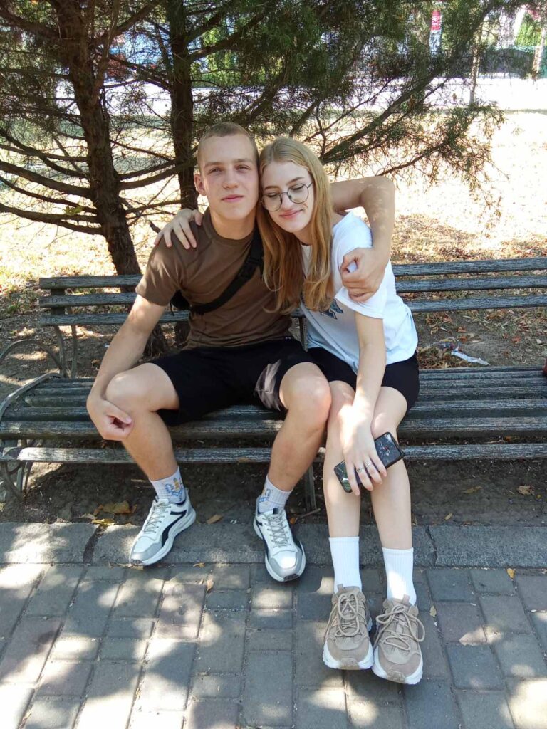 Мельніченко Богдан з сестрою Анастасією