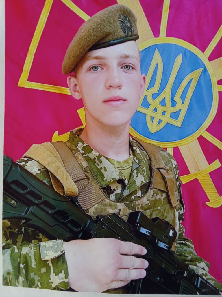 Мельніченко Богда у формі ЗСУ