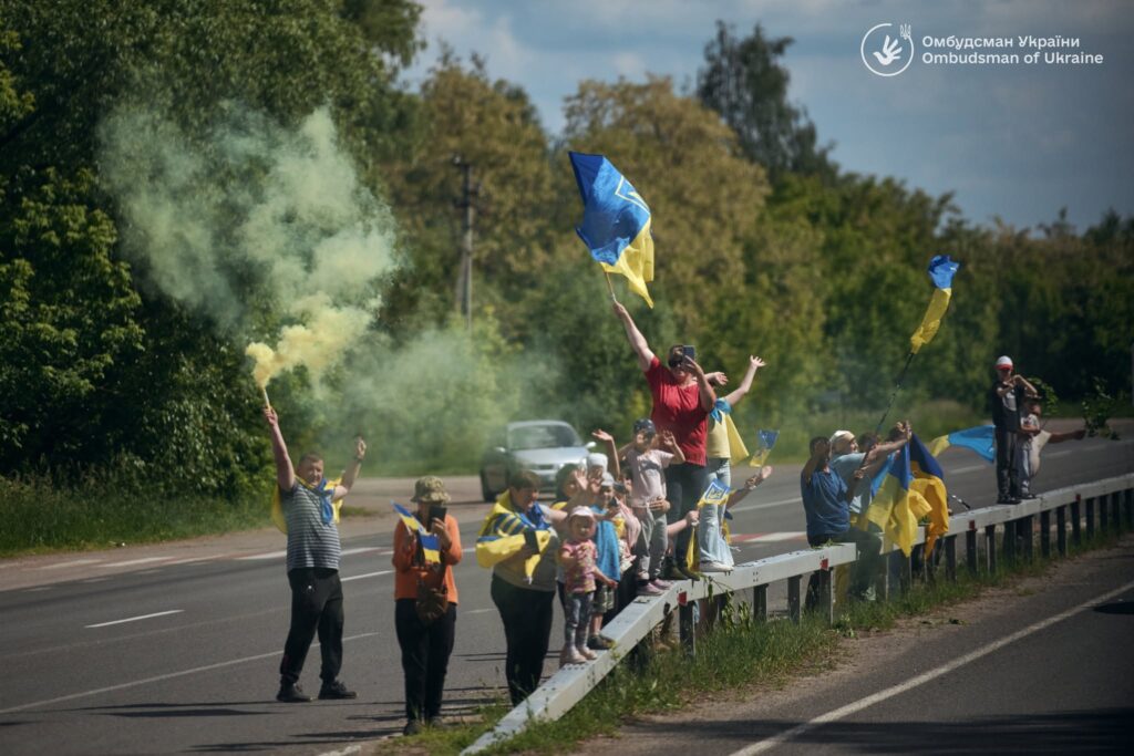 повернулися звільнені з полону зустрічають