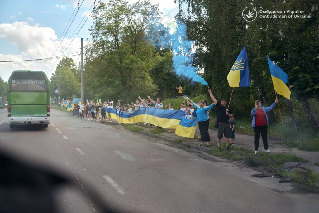 зустрічають звільнених з полону