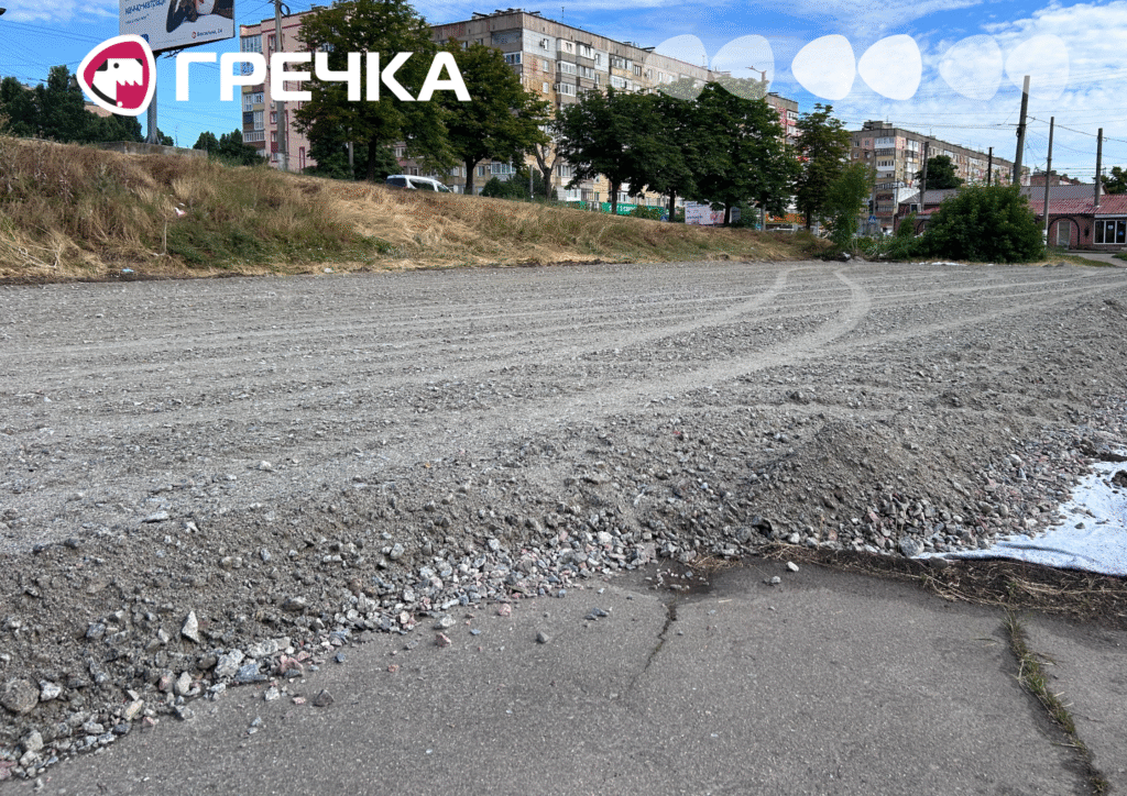 Будівництво на зупинці біля Ковалівського мосту на проспекті Винниченка