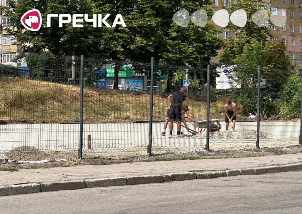 Що будують на ділянці за зупинкою громадського транспорту на проспекті Винниченка