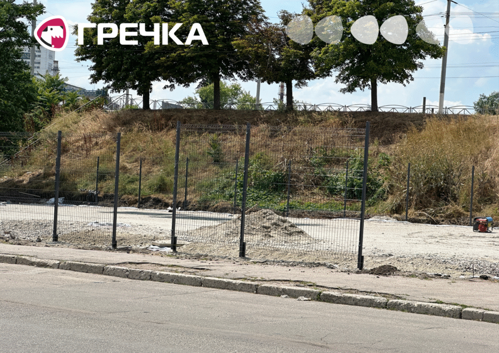 Будівництво на ділянці за зупинкою громадського транспорту біля Ковалівського мосту