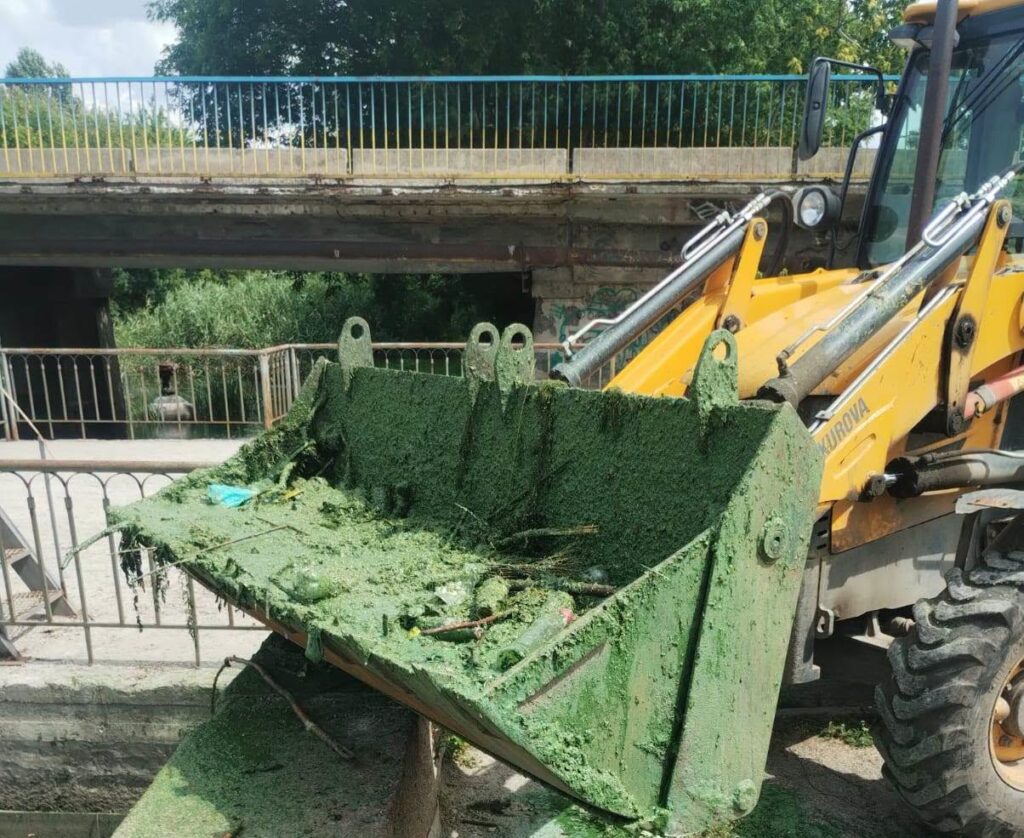 Сміття у річці Інгул Кропивницький
