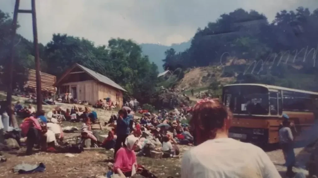 Боснійці збираються біля автобусів у Жепі, 25 липня 1995 року 