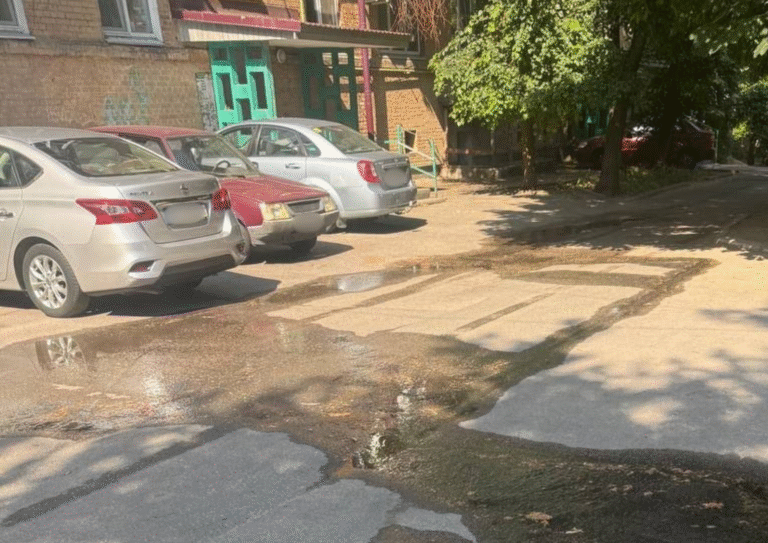 На Гоголя вода затоплює подвірʼя приватного будинку