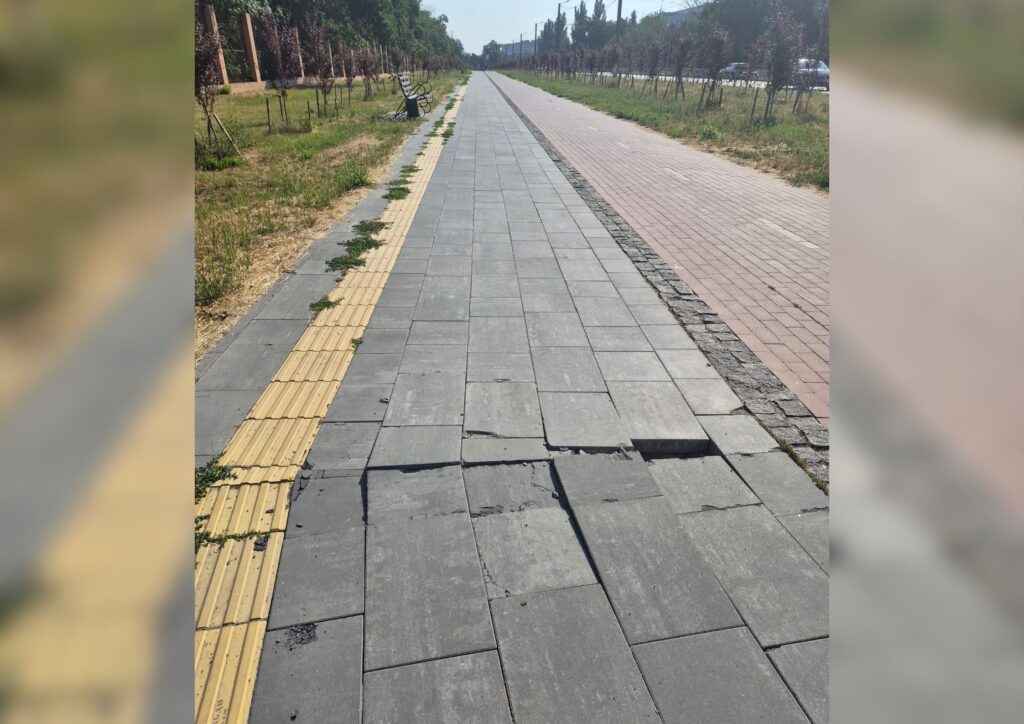 пошкоджена безбар'єрна плитка