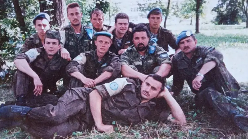 Звільнені з заручників українські миротворці. Володимир Крючков в центрі ліворуч, Олександр Вишінський - праворуч
